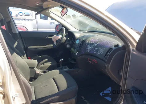 2009 Hyundai Elantra Touring z USA, uszkodzony, nr VIN KMHDC86E59U035810